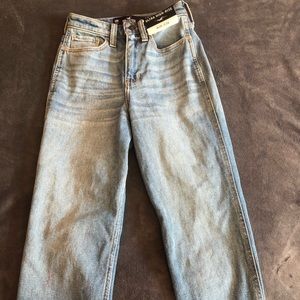 Hollister mom Jeans(with tags on)